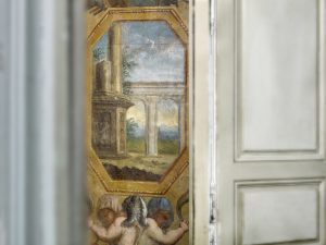 Peintures murales dans les embrassures des salles du rez-de-chaussée du logis des hôtes du château de Châteauneuf (Côte-d'Or)