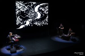 Jeudi 21 août 2025<br><b>Parallèle 2049<br>Ciné-Concert-Dessiné</b> @ Château de Châteauneuf