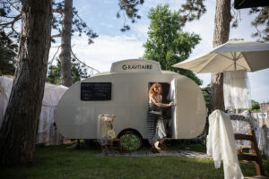 Jeudi 14 août 2025<br><b>Rituels ordinaires<br>petit spectacle en caravane</b> @ Château de Châteauneuf