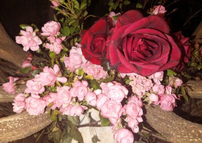 composition florale autour d'un massacre de cerf, crâne et bois de cerf