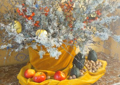 composition avec branches, fruits d'automne et coloquintes dans la chambre jaune